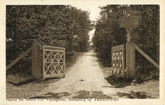 13138 Gezicht op het toegangshek en de oprijlaan van de Internationale School voor Wijsbegeerte (Doodenweg) te Amersfoort.